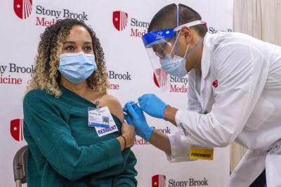 Stony Brook University Hospital Administers First COVID-19 Vaccine 이미지